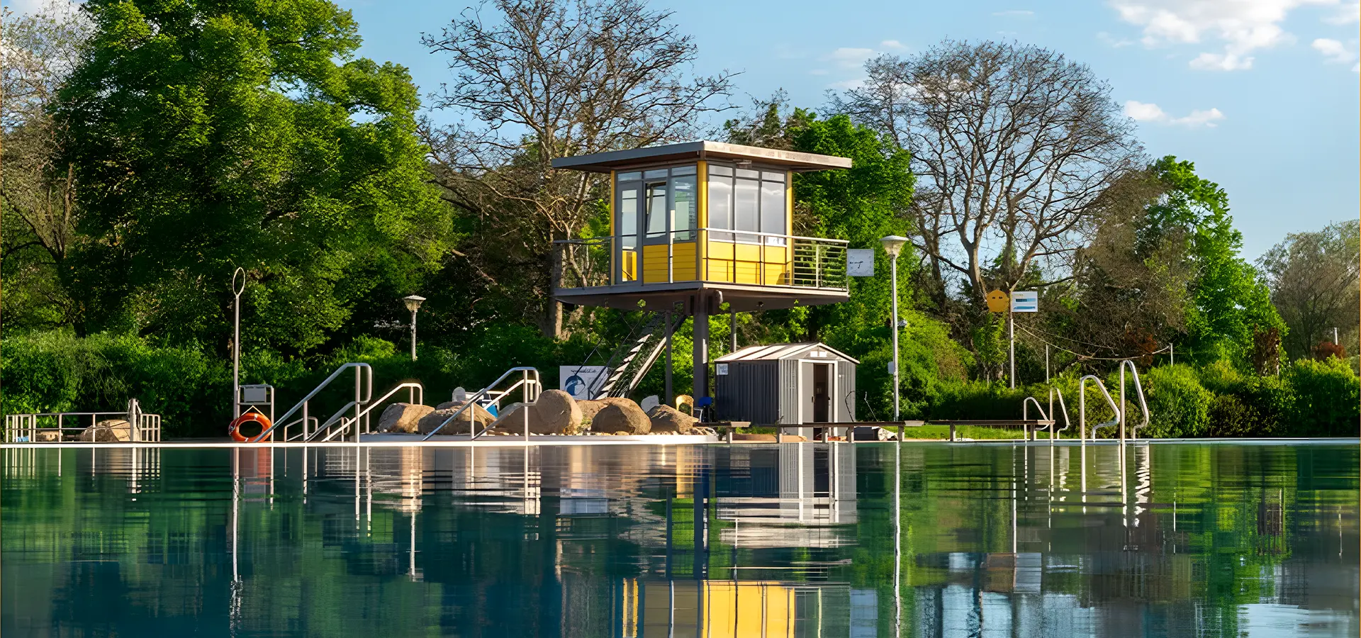 Aufsichtsturm am Freibadbecken