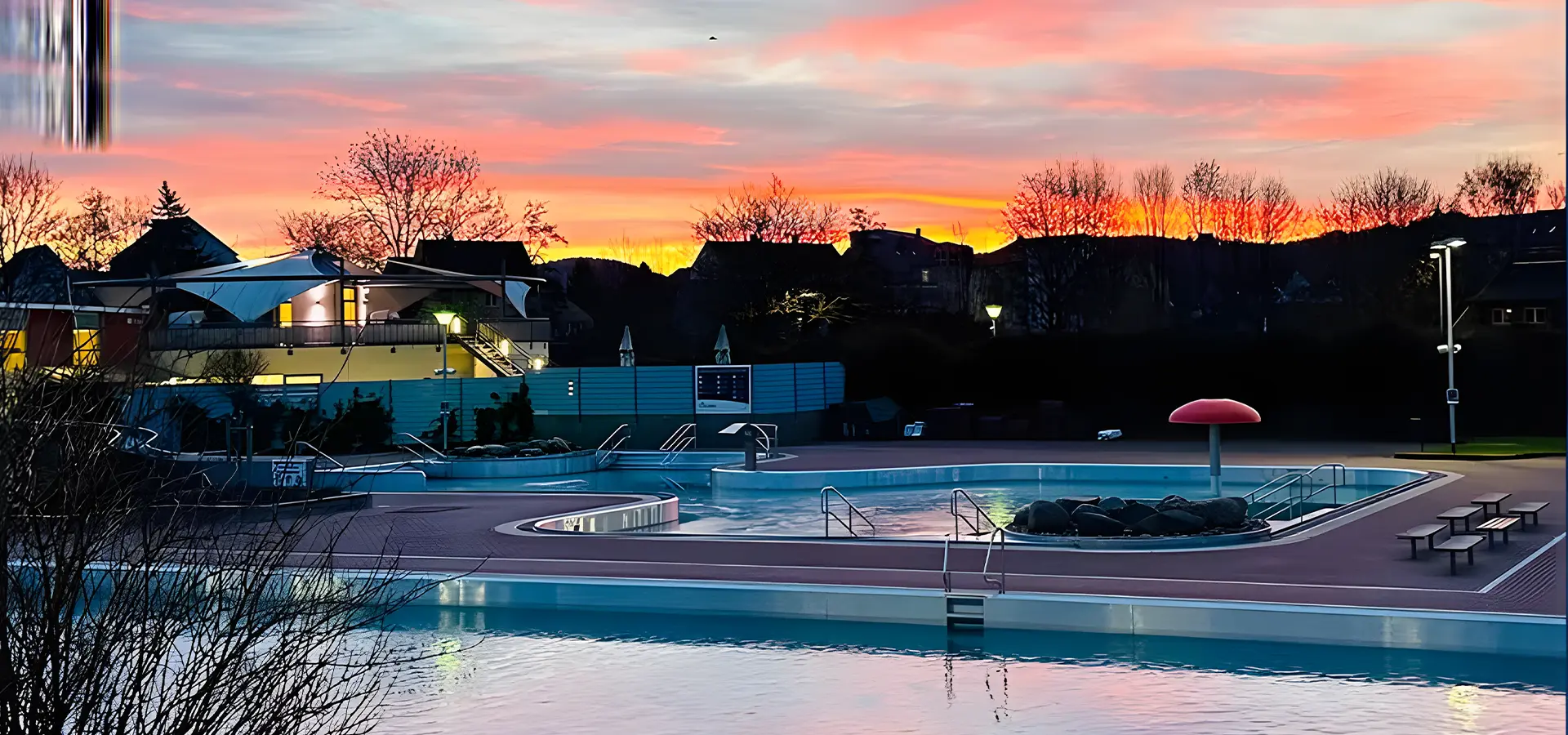 Freibad bei Sonnenuntergang