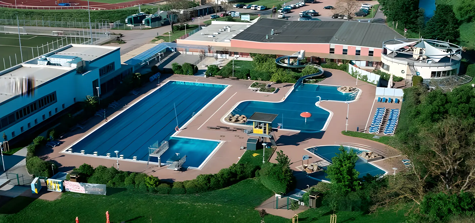 Luftaufnahme des Aquaplex mit Freibad