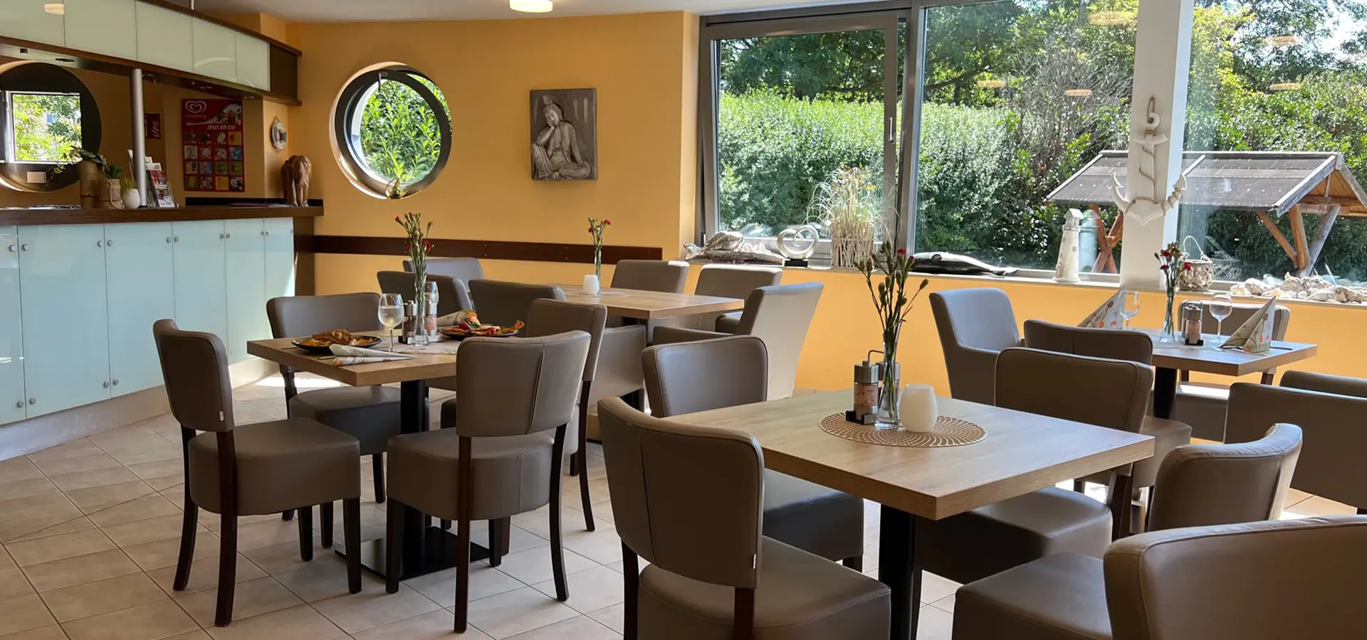 Heller Restaurantbereich mit gedeckten Tischen