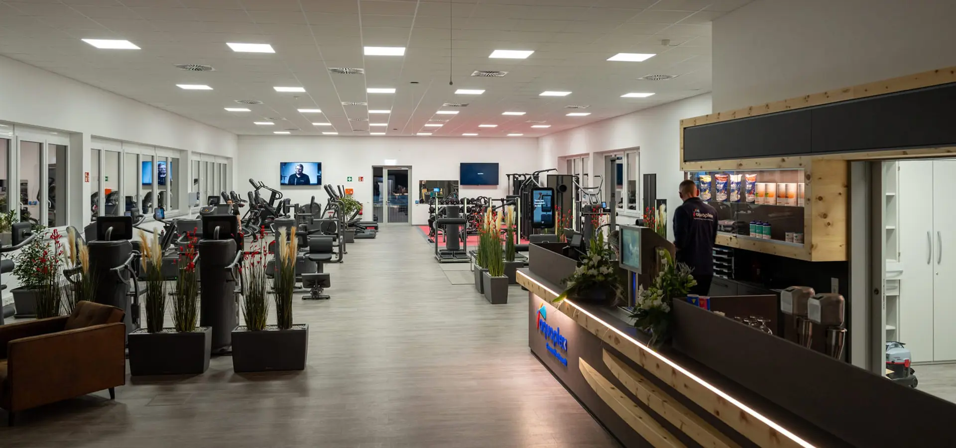 Empfang und Trainingsgeräte im Fitnessbereich des Aquaplex