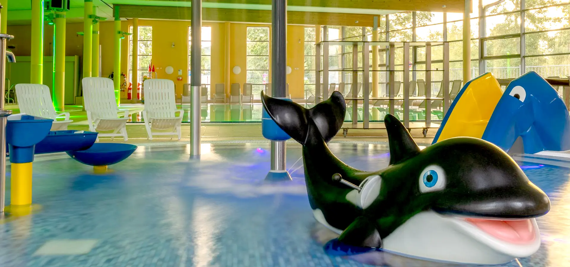 Kinderbereich im Hallenbad mit Orca-Wasserspiel