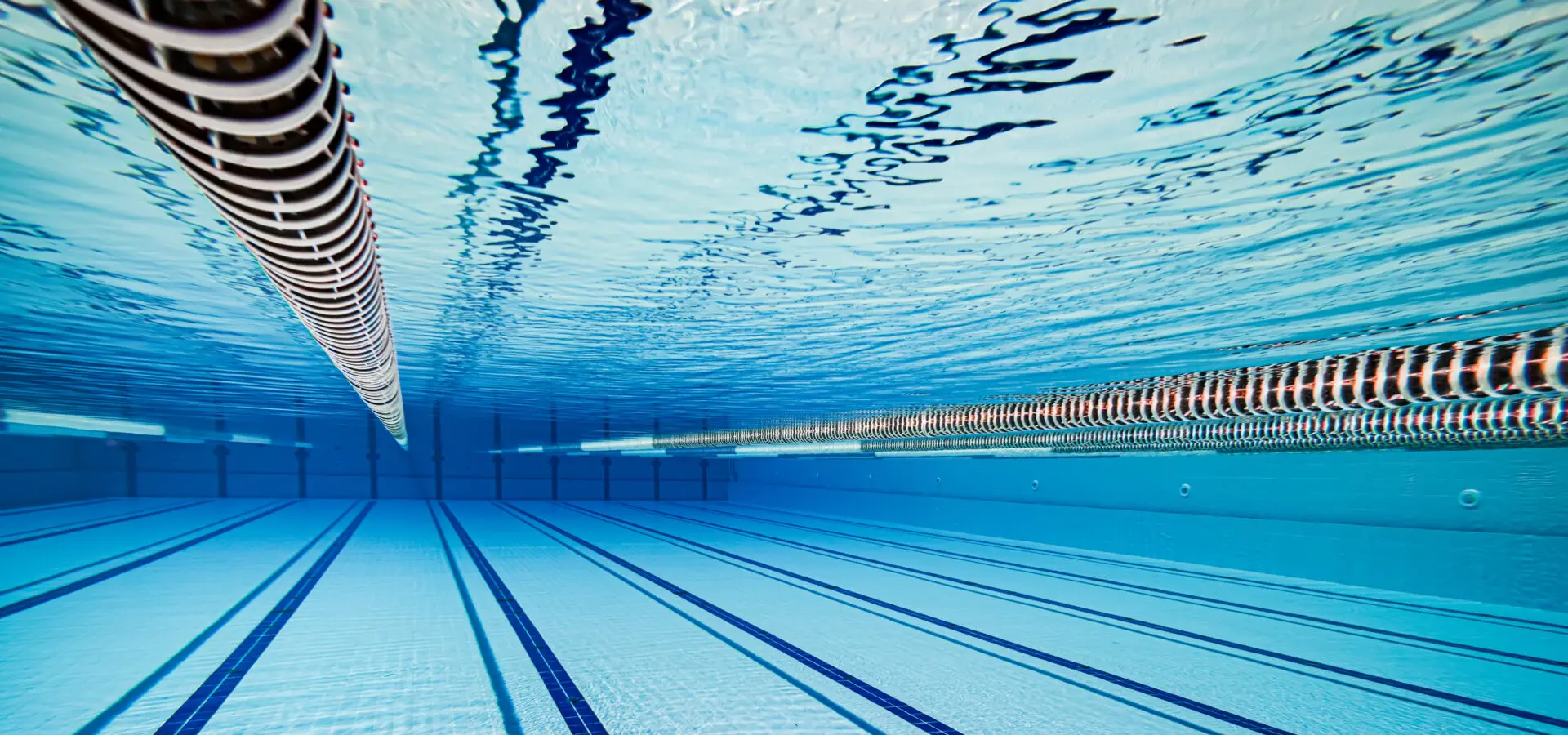 Unterwasseransicht eines leeren Schwimmbeckens mit Bahnen