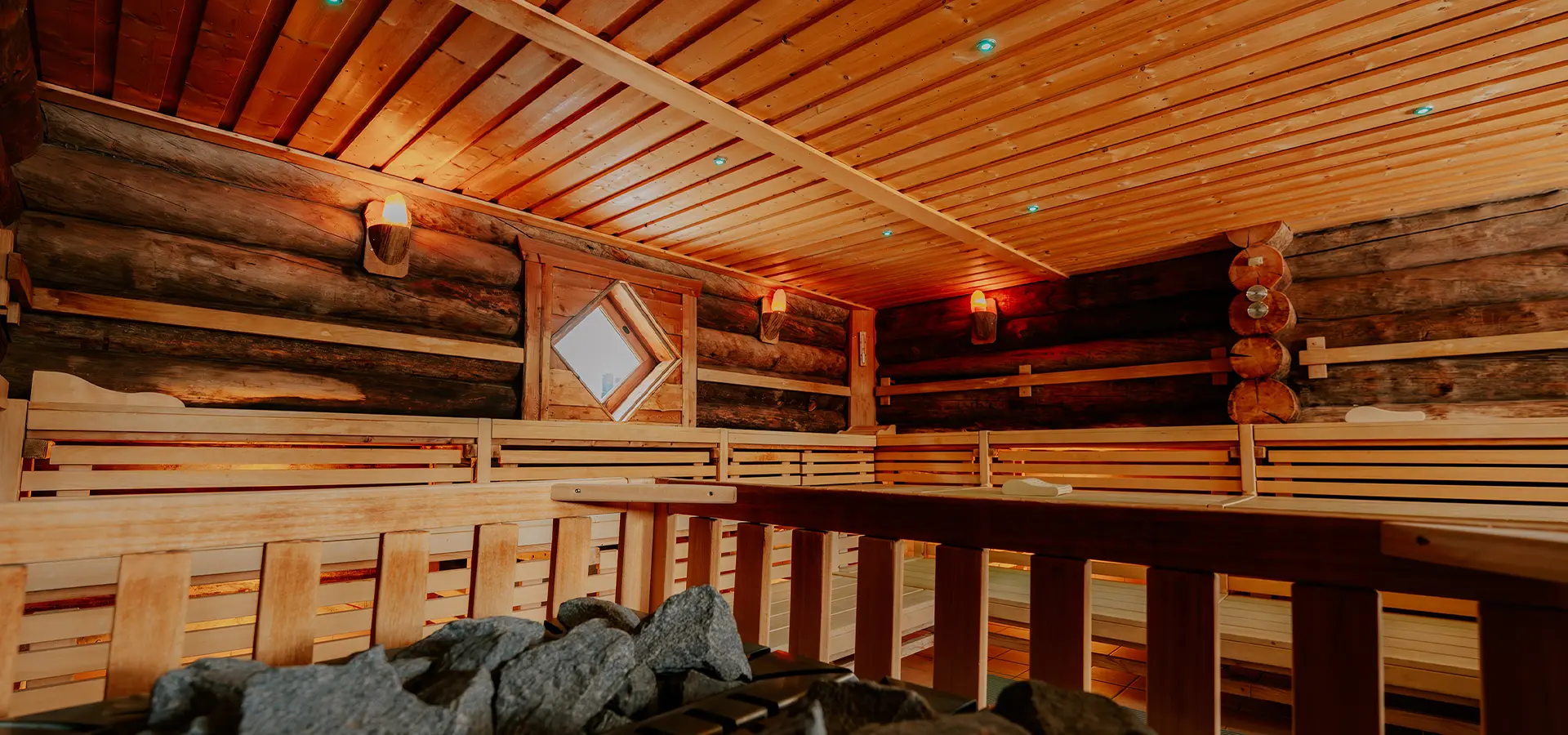 Finnische Sauna mit Blockholzwänden und Saunaofen
