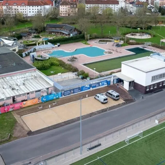 Seniorenpaar mit Fahrrädern im Park