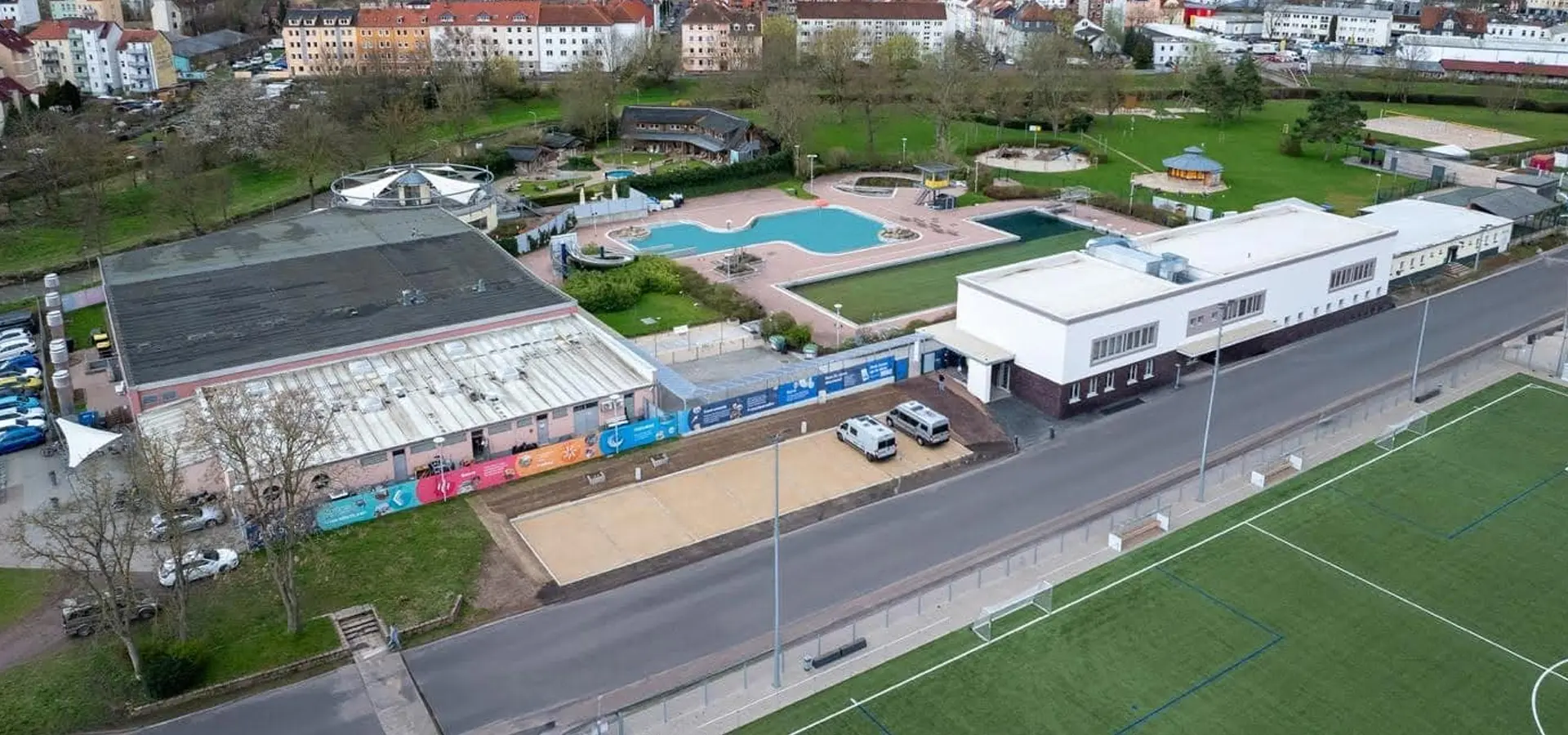Seniorenpaar mit Fahrrädern im Park