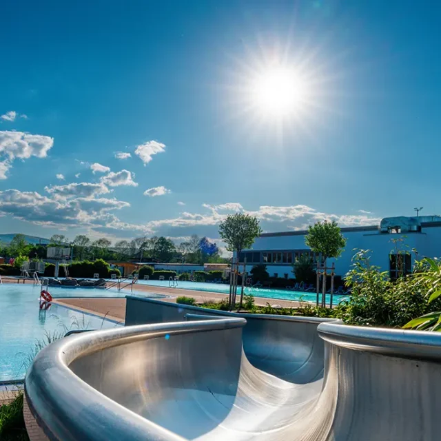 Edelstahlrutsche am Freibad bei Sonnenschein