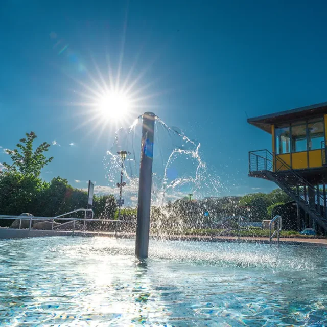 Wasserspiel im Freibad vor dem Rettungsturm