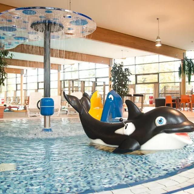 Kinderbereich im Hallenbad mit Orca-Wasserspiel