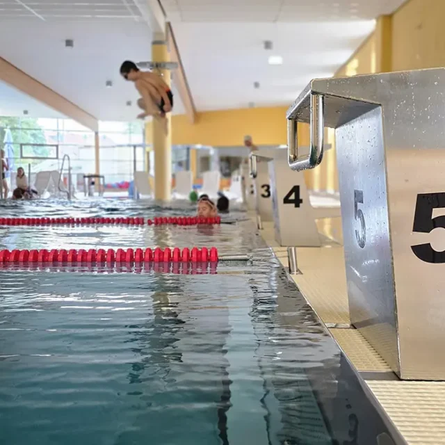 Startblöcke am Schwimmbecken im Hallenbad